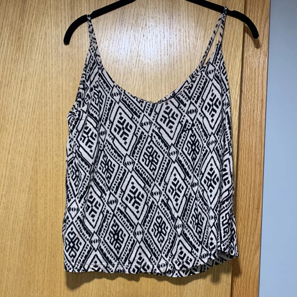Forever 21 Geometric Pattern Top - Picture 3 of 4